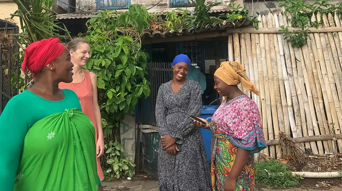 Supporting Mayotee: Karine Meaux with members of the Kaja-Kaona Assoction. (c) Fondation de France